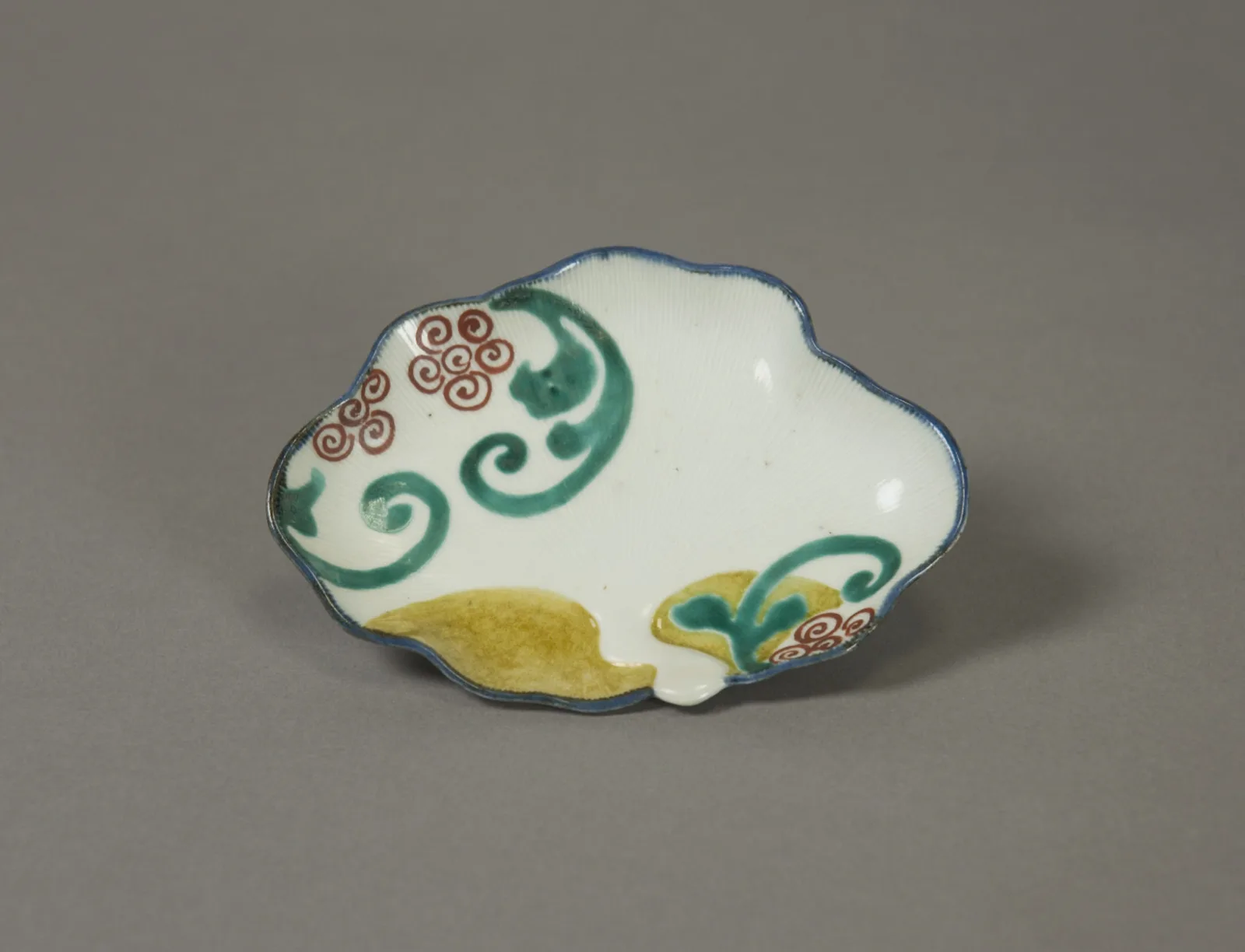 Small Dish (Kozara) with Stylized Flowers and Ferns